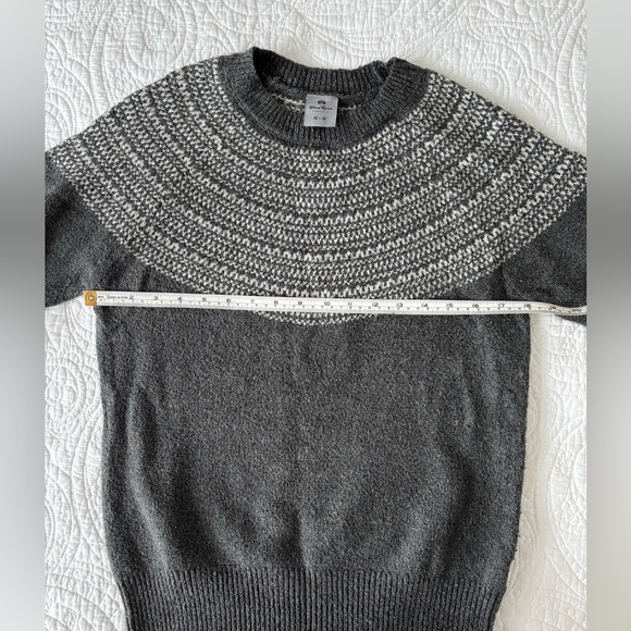 Gray and White Patterned Sweater - Picture 5 of 11
